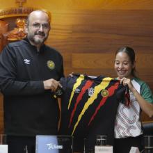 Presentan playera y medalla de la octava Carrera Leones Negros