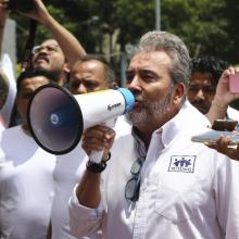 Trabajadores de la Rectoría General piden un ambiente de paz ante manifestantes