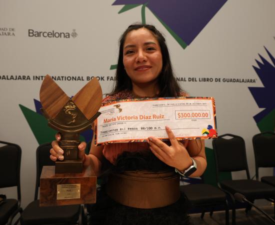 Entregan Premio de Literaturas Indígenas de América 2025 a la escritora tsotsil Victoria Díaz