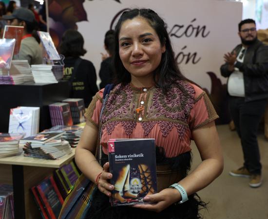 Entregan Premio de Literaturas Indígenas de América 2025 a la escritora tsotsil Victoria Díaz