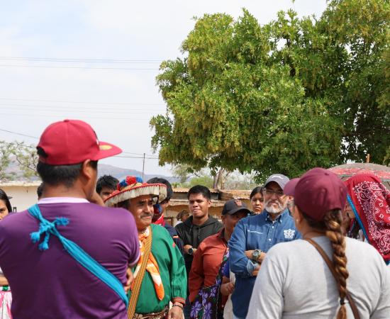 Estudiantes, docentes y autoridades del CUNorte participan en ceremonia wixárika para bendecir sede en Tuxpan de Bolaños
