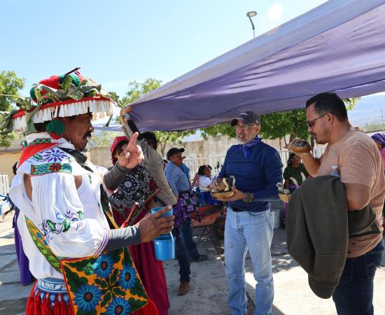 Estudiantes, docentes y autoridades del CUNorte participan en ceremonia wixárika para bendecir sede en Tuxpan de Bolaños