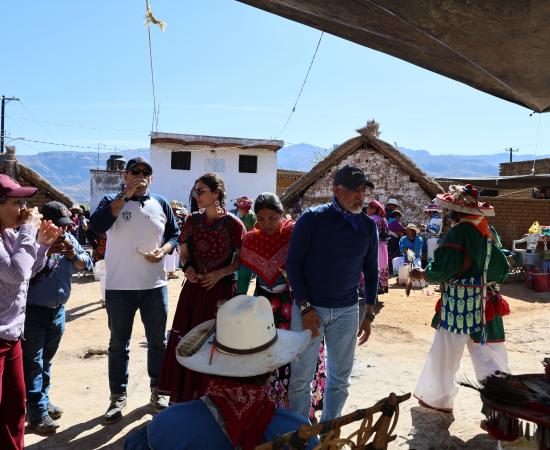 Estudiantes, docentes y autoridades del CUNorte participan en ceremonia wixárika para bendecir sede en Tuxpan de Bolaños