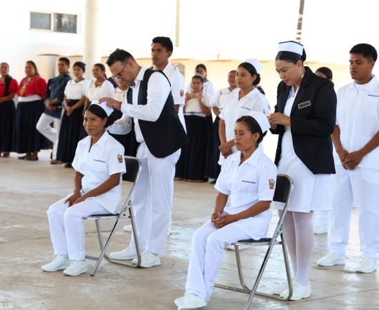 Imposición de cofias y bandas fortalece la formación de estudiantes wixaritari de Enfermería en Tuxpan de Bolaños