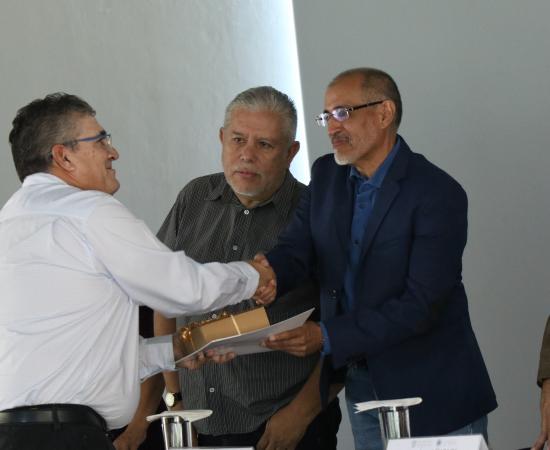 Reconocen a docentes y administrativos por sus años de servicio a la Universidad de Guadalaraja