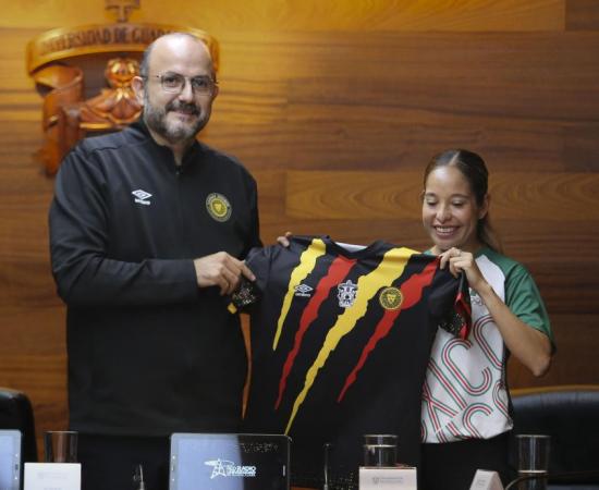 Presentan playera y medalla de la octava Carrera Leones Negros