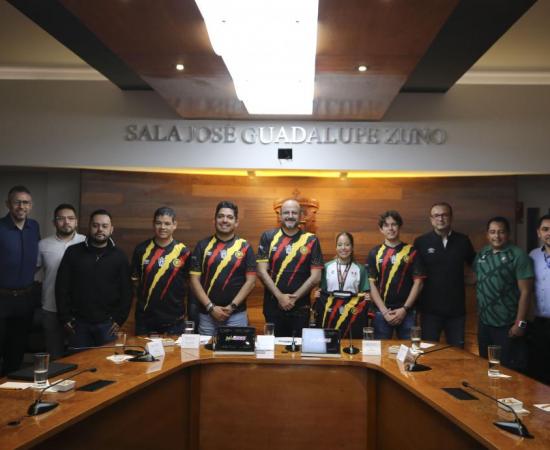 Presentan playera y medalla de la octava Carrera Leones Negros