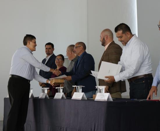 Reconocen a docentes y administrativos por sus años de servicio a la Universidad de Guadalaraja