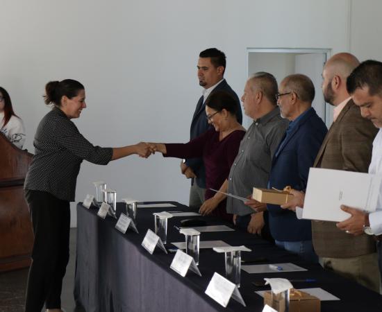 Reconocen a docentes y administrativos por sus años de servicio a la Universidad de Guadalaraja