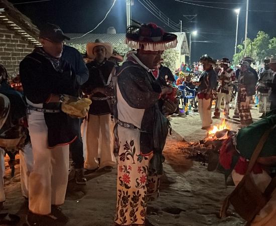 Estudiantes, docentes y autoridades del CUNorte participan en ceremonia wixárika para bendecir sede en Tuxpan de Bolaños