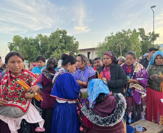 Estudiantes, docentes y autoridades del CUNorte participan en ceremonia wixárika para bendecir sede en Tuxpan de Bolaños