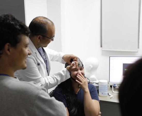 Estudiantes de Psicología realizan visita guiada al Laboratorio de Neurociencias Cognitivas