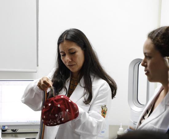 Estudiantes de Psicología realizan visita guiada al Laboratorio de Neurociencias Cognitivas