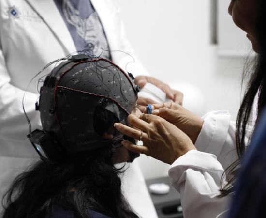Estudiantes de Psicología realizan visita guiada al Laboratorio de Neurociencias Cognitivas