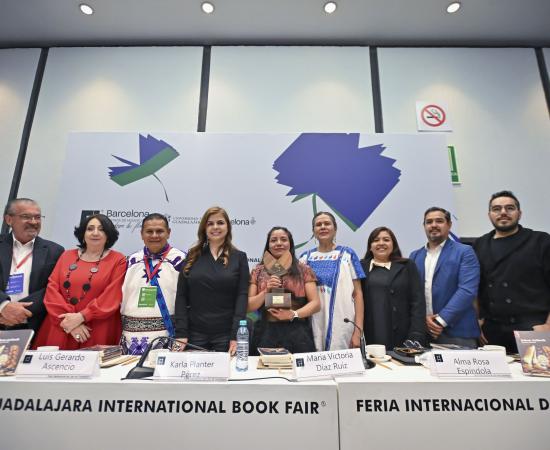 Entregan Premio de Literaturas Indígenas de América 2025 a la escritora tsotsil Victoria Díaz